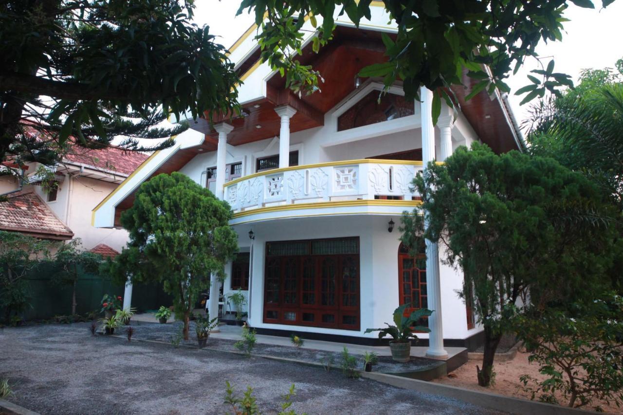 Airport Residence Inn Katunayaka Exteriör bild